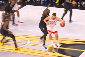 等你很久！追夢防守申京一碰就倒 造成后者進(jìn)攻犯規(guī)