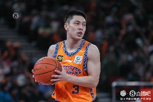 上海隊(duì)記：袁堂文訓(xùn)練中被頂?shù)叫⊥?純硬傷 沒(méi)有大礙 下月會(huì)體測(cè)