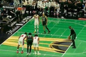 揚眉吐氣！杰倫·布朗單打哈里斯 強攻籃下拋投高打板涮進2+1！