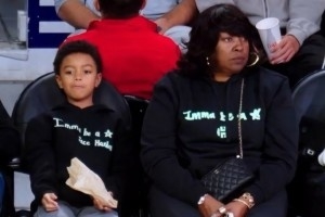 生活大于籃球！昨日洛城德比哈登帶著6歲兒子和母親現(xiàn)場(chǎng)看球