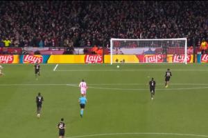 常在河邊走...諾伊爾再現(xiàn)大范圍出擊送空門，世界杯德甲均有先例