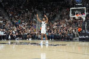 發(fā)動(dòng)機(jī)！?？怂菇?戰(zhàn)場均28.6分3.8板6.8助1.8斷 命中率50%