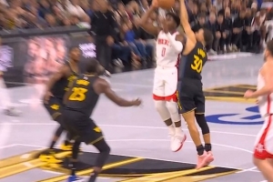 天怎么黑了！阿隆·霍勒迪持球強(qiáng)攻 先后遭遇庫里和追夢大帽封蓋