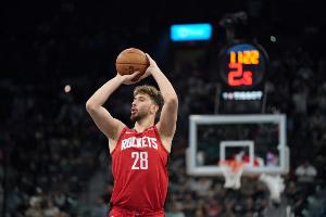 單打格林得手！申京弧頂?shù)们虮炒蚋窳?推進到籃下后轉身拋投打進