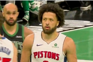 致命？活塞落后1分&手握球權(quán) 康寧漢姆持球被夾擊丟球失誤