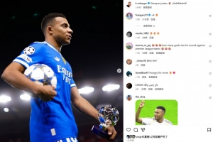 獨(dú)中四元！姆巴佩社媒曬拿走用球+最佳獎(jiǎng)杯照片：永遠(yuǎn)團(tuán)結(jié)一致！