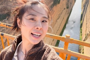 王思雨曬在希臘的游玩照：神明會老去 愛琴海的風(fēng)永遠(yuǎn)自由