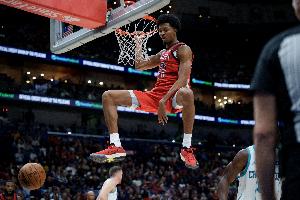 扣得脆生！奎因單腿拋傳 墨菲中路空接雙手隔扣科沃德！