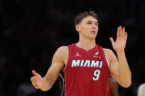 正面對(duì)決！科爾·安東尼反擊欲暴扣被拉松追防帽下