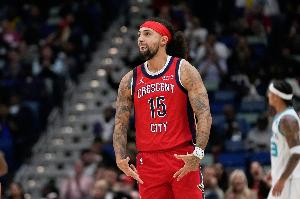 彈無虛發(fā)！阿爾瓦拉多首節(jié)6分多鐘貢獻(xiàn)11分2板 三分3中3！