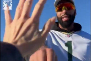 洛杉磯見！獨(dú)行俠官方曬出濃眉、拉塞爾等球員登機(jī)視頻