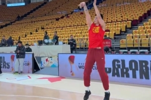 備戰(zhàn)今晚與韓國(guó)的比賽！張鎮(zhèn)麟提前三小時(shí)來(lái)到球場(chǎng)熱身