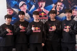 T1官方分享隊員參加紅牛杯合照：順利抵達(dá)