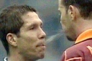 扎戈：托蒂晚上打呼嚕說夢(mèng)話 我朝西蒙尼吐口水是因?yàn)樗室馓翎? >
                                        </div>
                                    </div>
                                                                        <div   id=