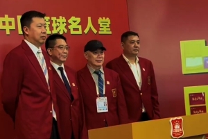中韓大戰(zhàn)！中國籃球名人堂成員王治郅&胡衛(wèi)東&鞏曉彬&匡魯彬觀戰(zhàn)