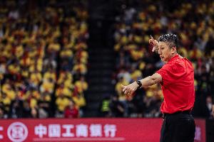 中國男籃在外線失準(zhǔn) 只能依靠內(nèi)線的強攻去得分 也沒有限制李賢重