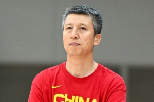 記者：三后衛(wèi)防不了李賢重 中國男籃若有個李弘權(quán)類型的鋒線多好