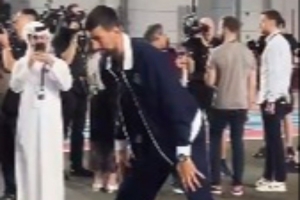 跨界互動(dòng)！德約科維奇來(lái)到F1卡塔爾大獎(jiǎng)賽現(xiàn)場(chǎng) 帶領(lǐng)做熱身運(yùn)動(dòng)