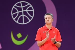 最后要籃板時(shí)周琦&曾凡博一直在場(chǎng)下 防守回合一直是李祥波在場(chǎng)上