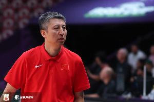 媒體人：中國男籃好像在打20年前的籃球 站好位置往內線給 這不行