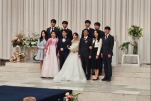 Gumayusi姐姐結(jié)婚 Faker、經(jīng)紀(jì)公司、HLE送上了祝?；ㄈ? >
                                        </div>
                                    </div>
                                                                        <div   id=