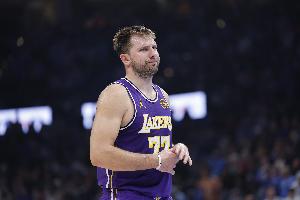 東契奇外線連續(xù)虛晃后突破 弗拉格一路“護送”前者輕松上籃！