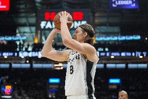 跌宕起伏！奧利尼克弧頂三分穩(wěn)穩(wěn)命中反超比分！馬刺最多落后18分