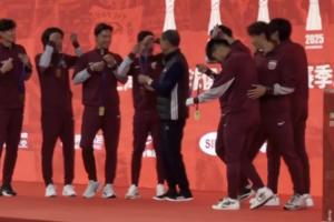 上海海港舉行奪冠慶功儀式，武磊、張琳芃等球員為徐根寶佩戴獎牌
