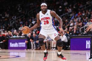 內線猛獸！斯圖爾特籃下一打三強行拿到兩分