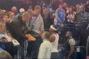 來者不拒！亞歷山大賽前為主場球迷簽名 球迷排起了長隊