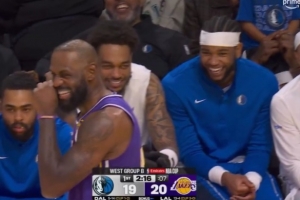 這說啥了？詹姆斯在場上和替補(bǔ)席的歐文聊天 直接笑出表情包