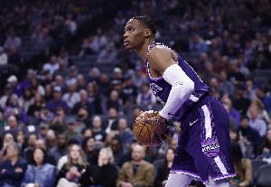 還差一個籃板！威少發(fā)邊線球助攻拉文上籃得手 已砍14分9板10助