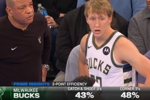 小伯德！AJ·格林連中三分 幫助雄鹿獲得兩位數(shù)優(yōu)勢(shì)