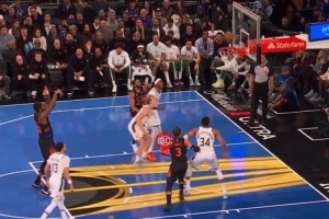 米切羅罰球離譜砸板 大范怒噴：如果沒有籃板 那球恐怕還在飛呢