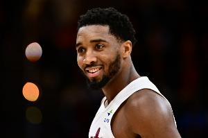 閑庭信步！米切爾突破轉(zhuǎn)身過人 接歐洲步右手帥氣反籃！