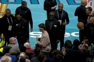 心態(tài)崩掉！最后時刻吉迪與場邊觀眾吵起來 隨后觀眾被請出場