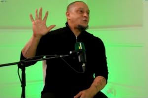 卡洛斯談首次對陣梅西：他太快了，我想拽他球衣反倒扭歪了手指