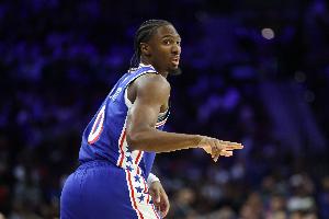 要花了？馬克西追身命中加長三分球 分差達(dá)到20+