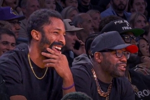 拳王梅威瑟作陪！效力拜仁的丁威迪趁放假觀戰(zhàn)湖人打獨行俠