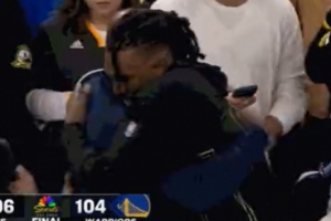 金州的功臣！凱文·盧尼賽后和勇士眾將以及教練組擁抱寒暄