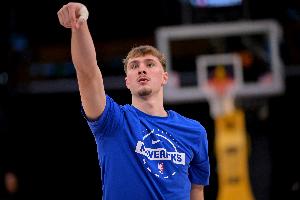 基德：弗拉格雖然只有18歲但看起來(lái)經(jīng)驗(yàn)豐富 他攻防都有全能表現(xiàn)