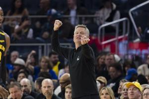 今天吃餃子了！勇士3分鐘內(nèi)2次挑戰(zhàn)都成功 阿爾瓦拉多&奎因犯規(guī)