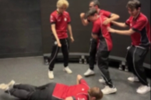 激情滿滿！G2發(fā)布隊員捧起非官方世界冠軍獎杯精彩時刻