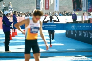 滬媒：上海馬拉松今日開跑，女子賽會紀(jì)錄整整縮短4分鐘