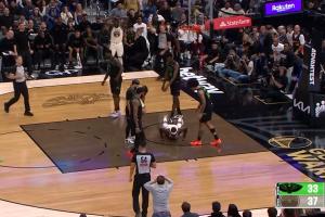 好痛！巴特勒跳起空中被撞側(cè)摔在地 裁判回看后升級1級惡意