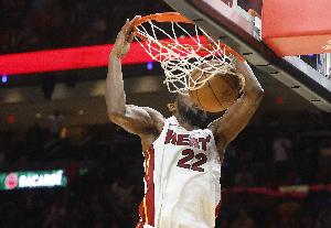 15中10砍下31分6板！斯波：維金斯針對侵略性防守及時做出了調(diào)整