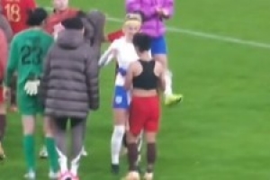 場外是朋友！張琳艷賽后和英格蘭女足球員凱莉現(xiàn)場交換球衣