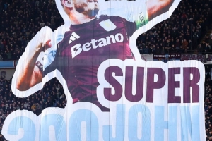 維拉隊長麥金迎球隊300次出場里程碑，主場球迷制作巨幅TIFO祝賀