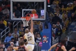 關(guān)鍵改判！吉迪上籃造赫夫大帽吹干擾球 裁判回看后取消干擾球