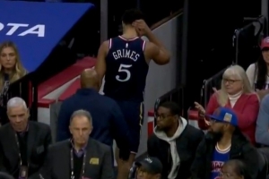 希望無(wú)礙！格萊姆斯突破被連續(xù)撞到頭部 回更衣室檢查